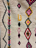 Load image into Gallery viewer, Azza Handwoven Moroccan Wool Rug 6x9