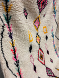 Load image into Gallery viewer, Azza Handwoven Moroccan Wool Rug 6x9