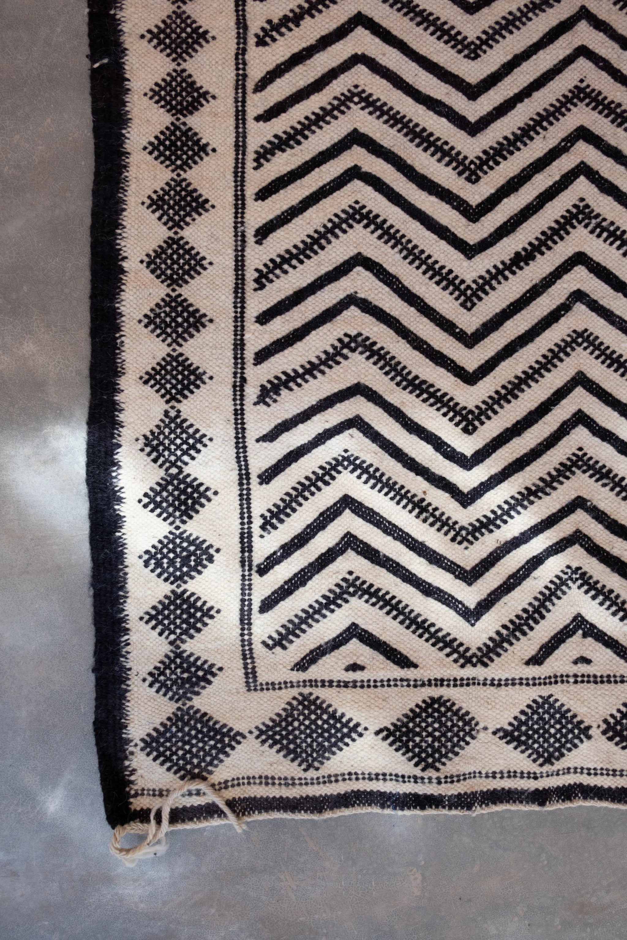 Zanafi Handwoven Moroccan Wool Rug // Black/Beige