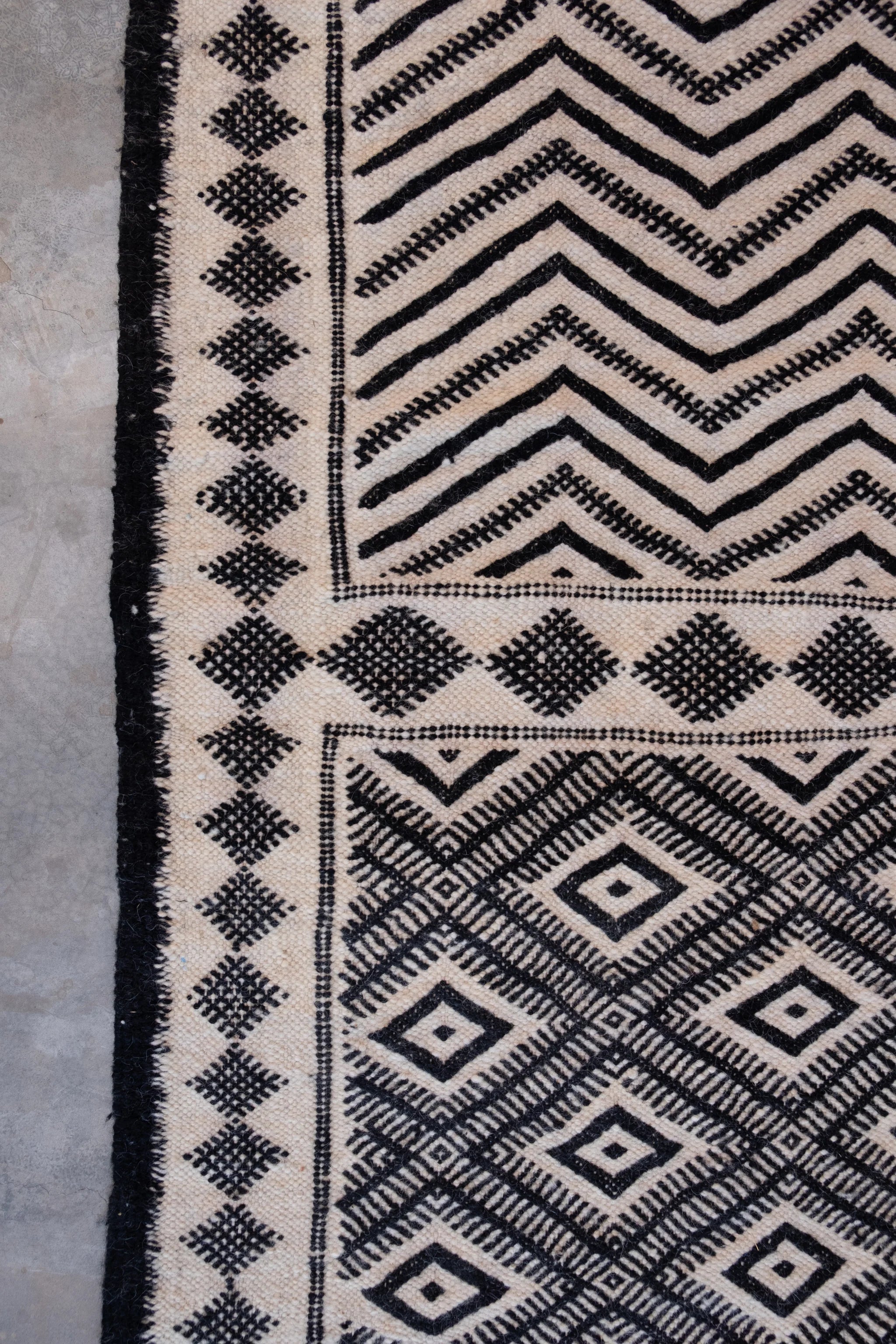 Zanafi Handwoven Moroccan Wool Rug // Black/Beige