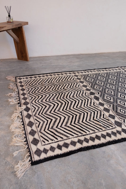 Zanafi Handwoven Moroccan Wool Rug // Black/Beige