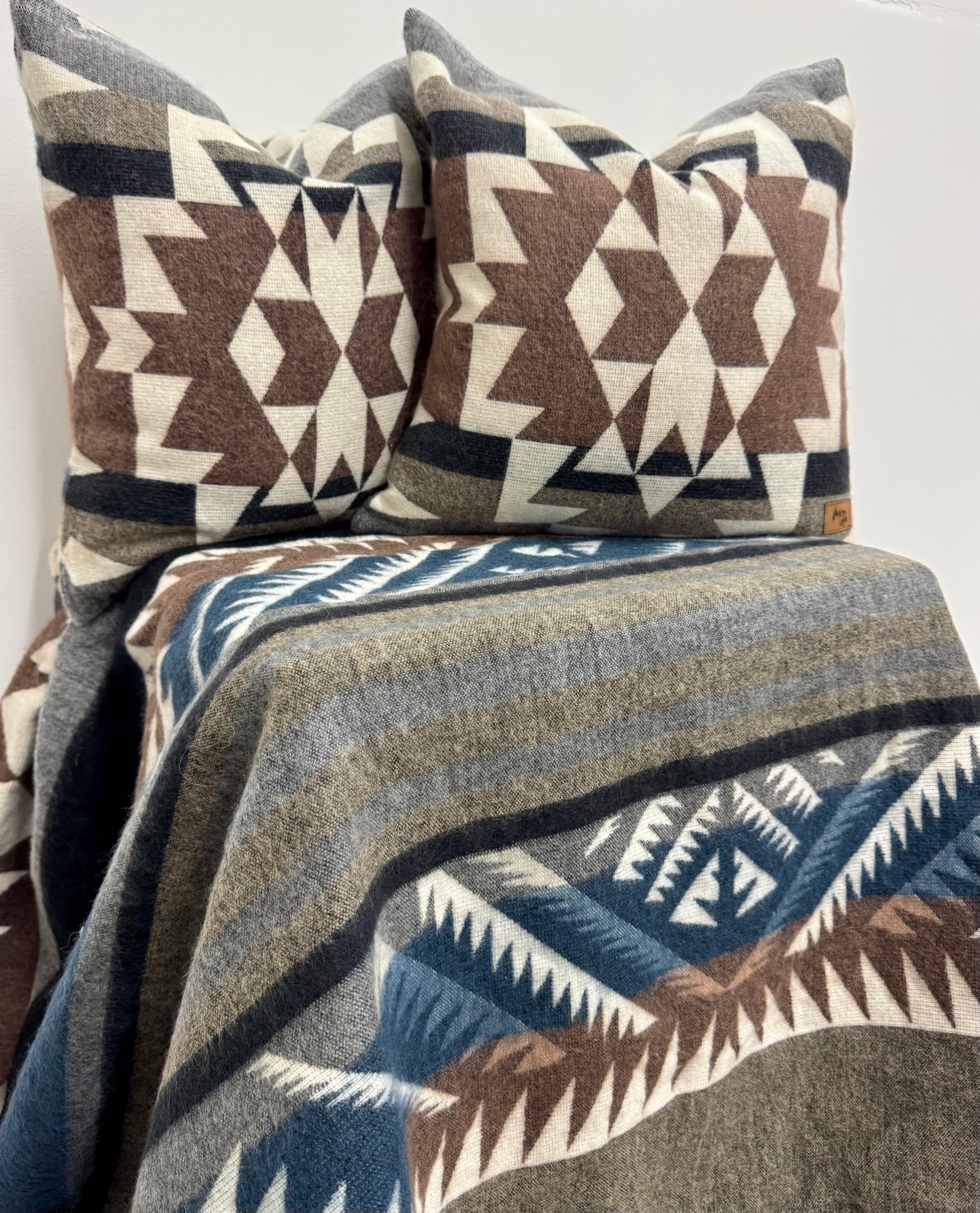 Guayaquil Queen Blanket/2 Guayaquil Grey Pillow Covers Bundle