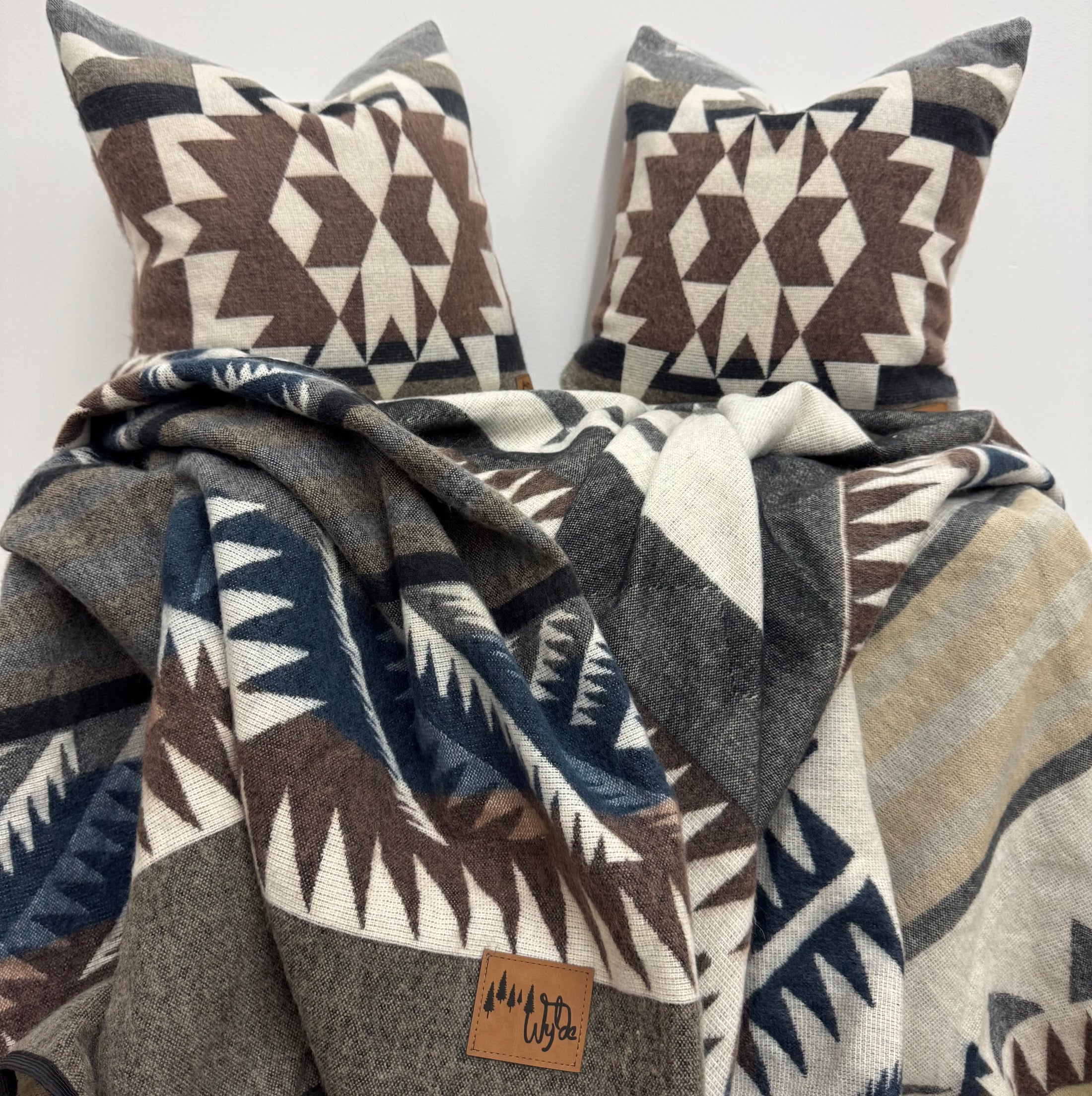 Guayaquil King Blanket/2 Guayaquil Grey Pillow Covers Bundle