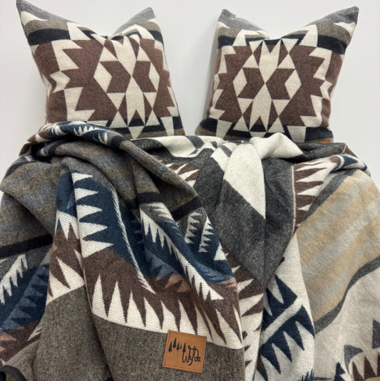 Guayaquil Queen Blanket/2 Guayaquil Grey Pillow Covers Bundle