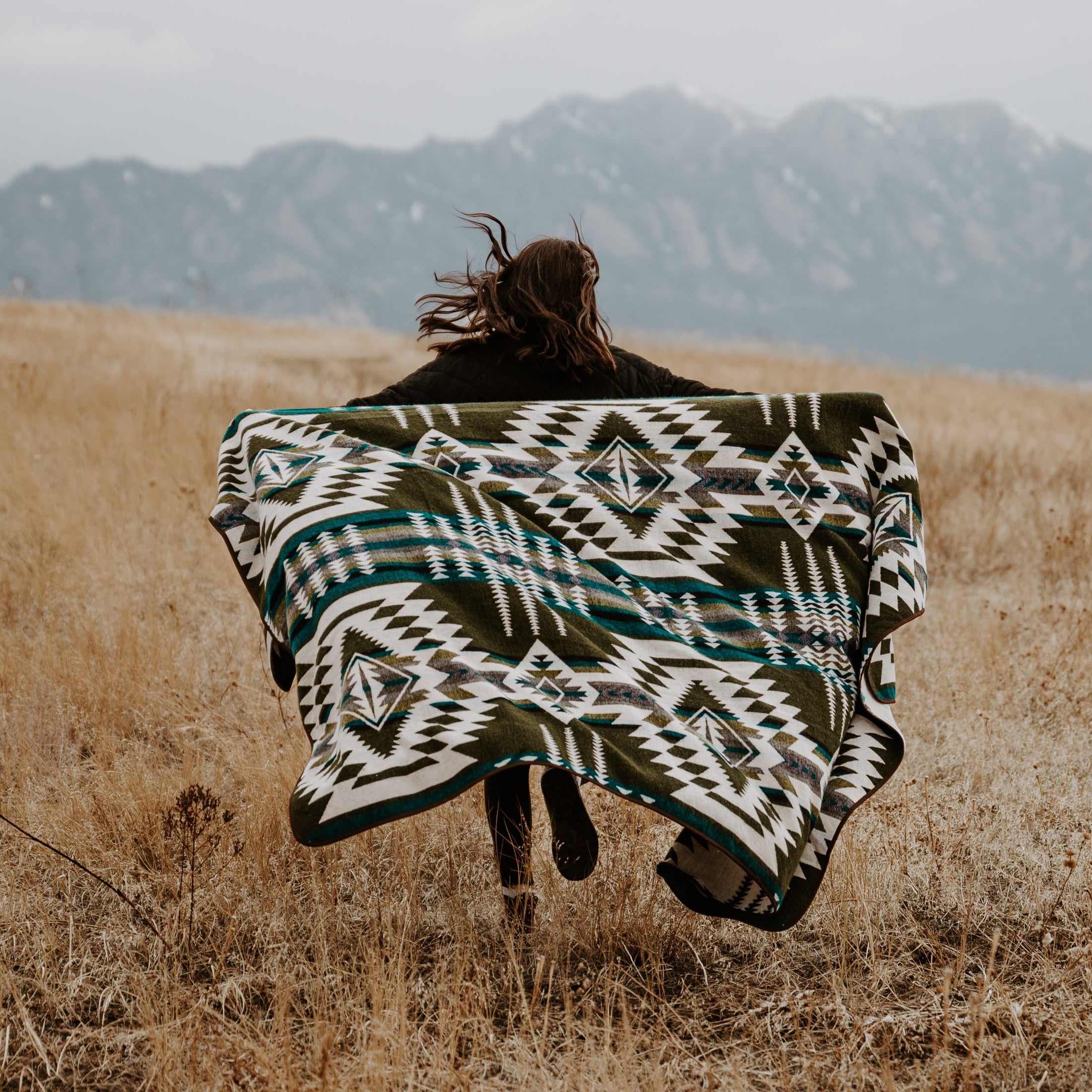 Esmeraldas Queen Blanket/2 Esmeraldas Pillow Covers Bundle