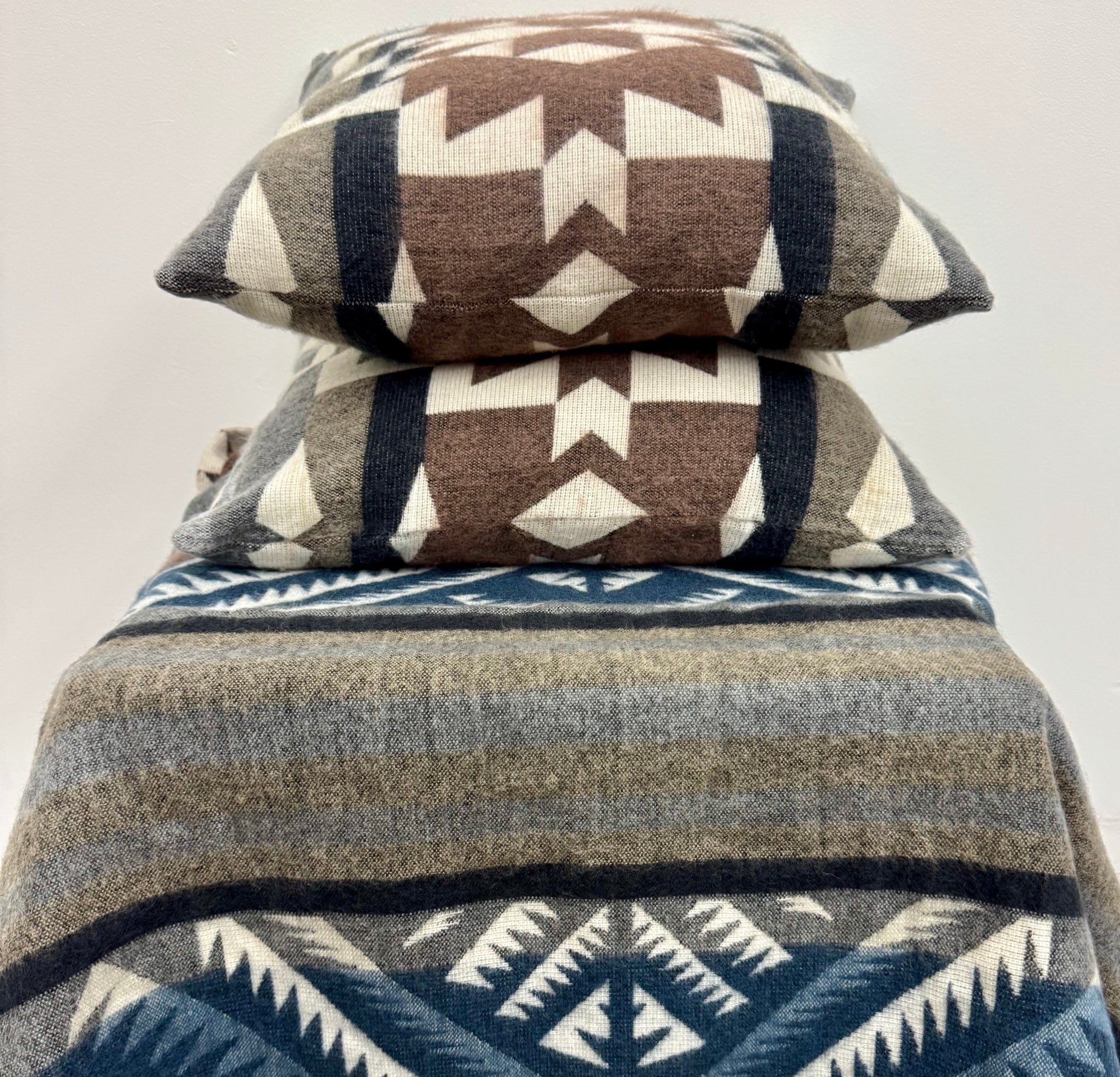 Guayaquil King Blanket/2 Guayaquil Grey Pillow Covers Bundle