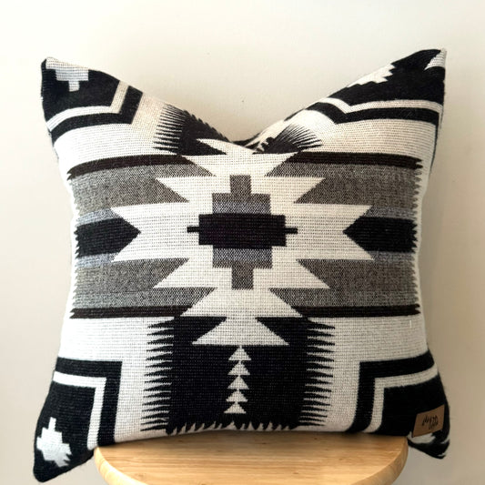 Tulcan Throw Blanket/2 Tulcan Pillow Covers Bundle