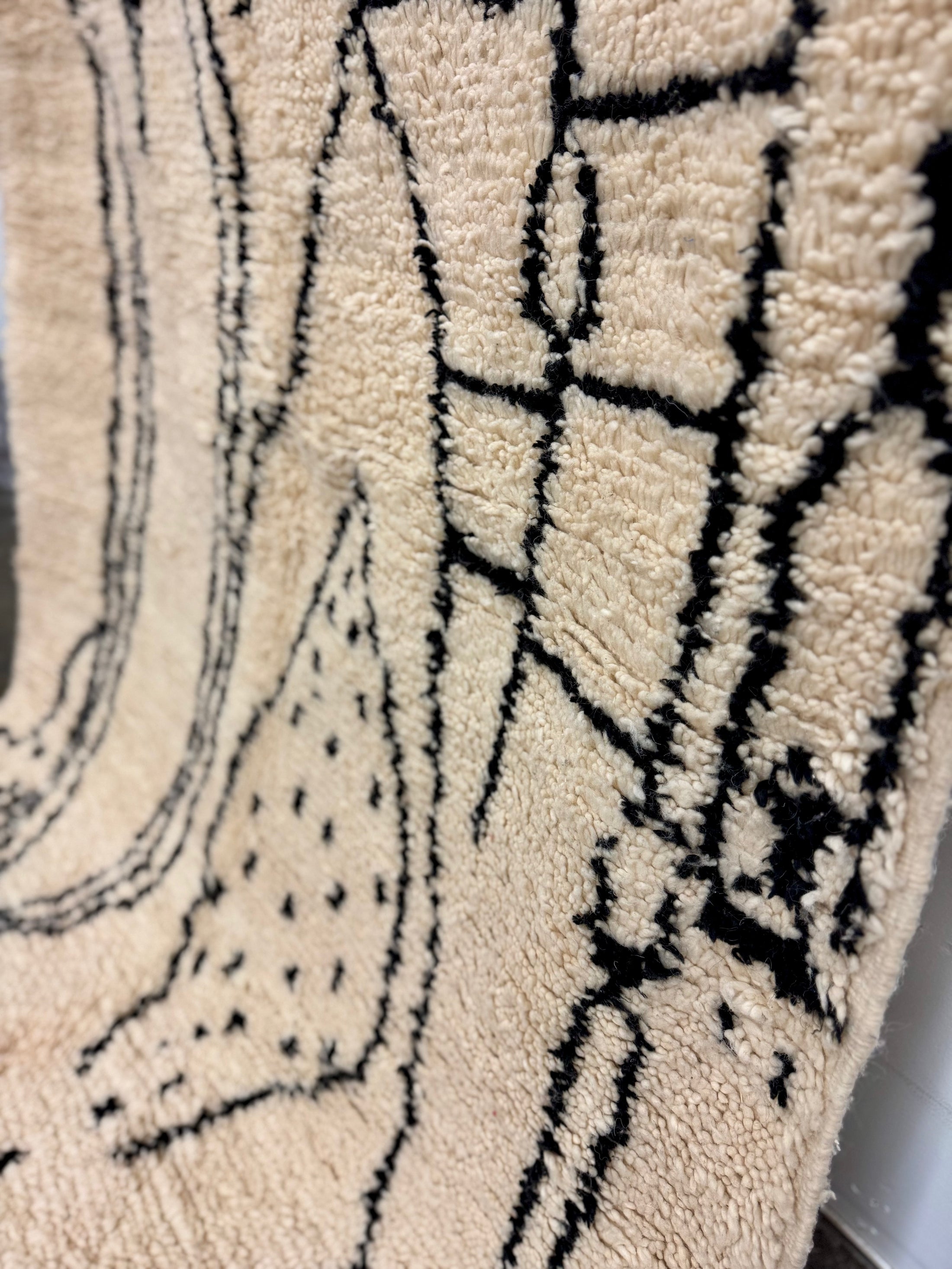 Safia Handwoven Moroccan Wool Rug 5x8