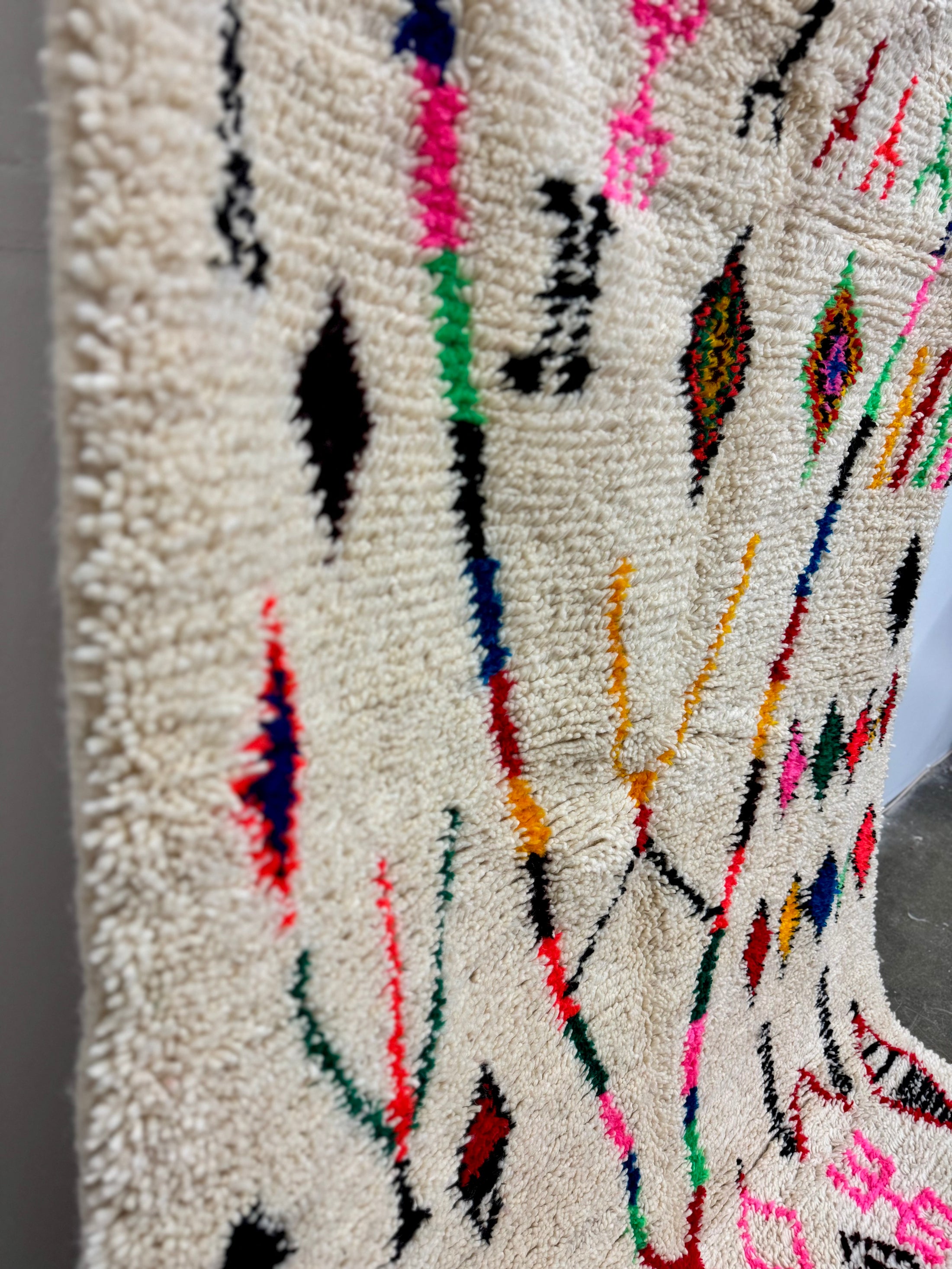 Ettam Handwoven Moroccan Wool Rug 5x8