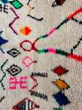 Load image into Gallery viewer, Ettam Handwoven Moroccan Wool Rug 5x8
