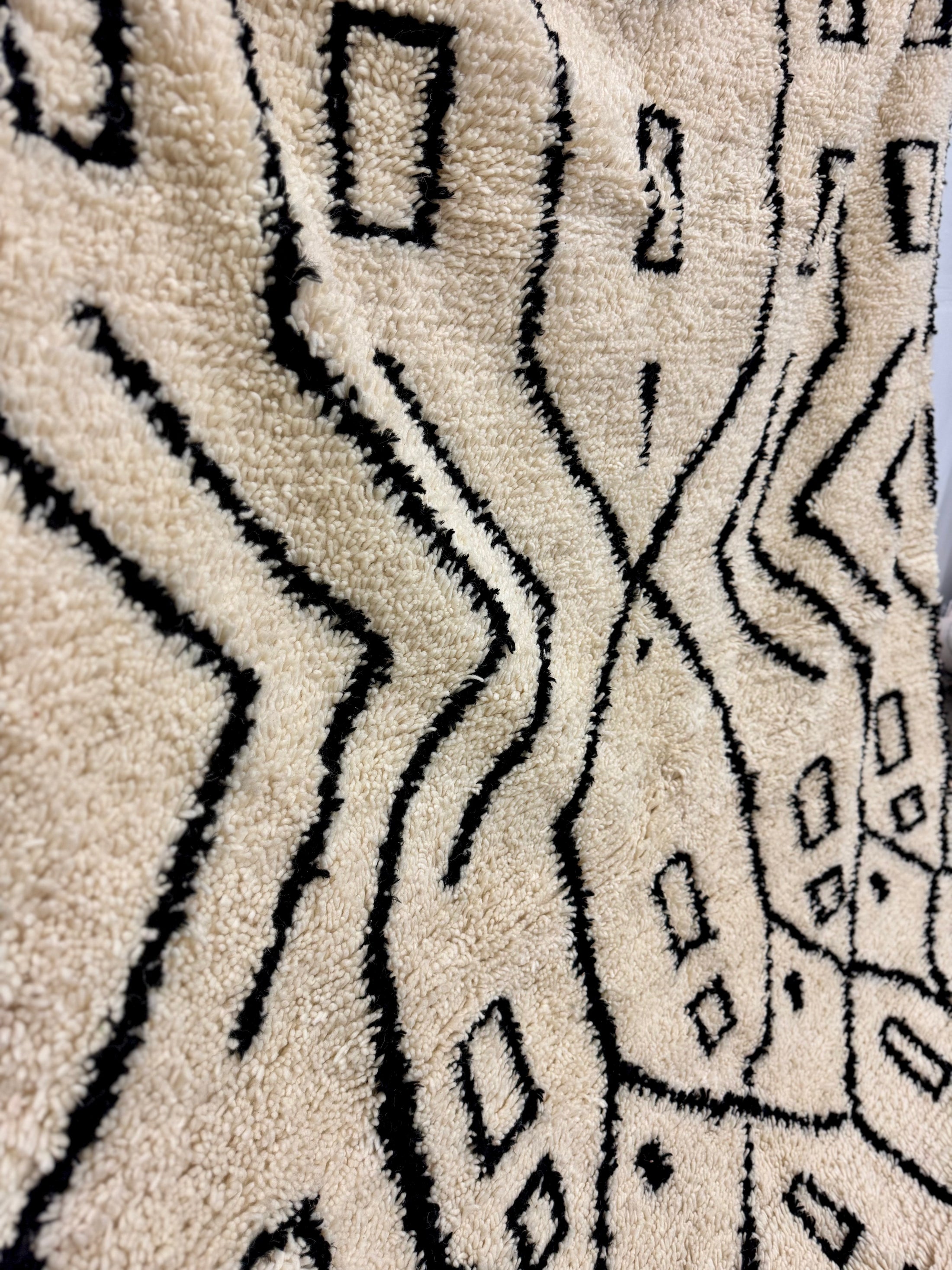 Badda Handwoven Moroccan Wool Rug 6x10