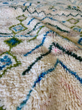 Load image into Gallery viewer, Shabaz Handwoven Moroccan Wool Rug 5x8

