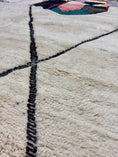 Load image into Gallery viewer, Assila Handwoven Moroccan Wool Rug 7x10
