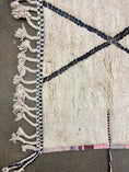 Load image into Gallery viewer, Assila Handwoven Moroccan Wool Rug 7x10

