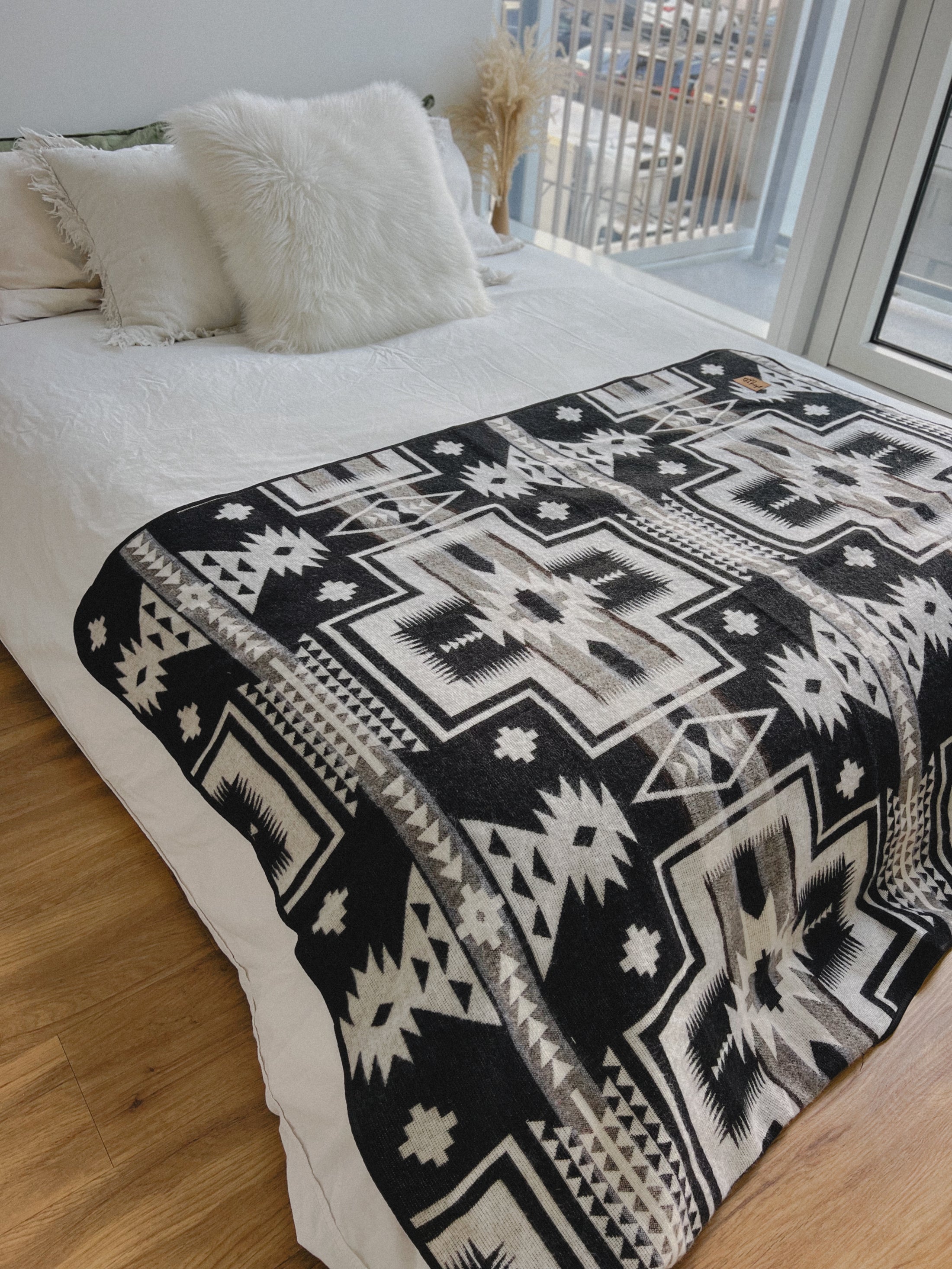 Tulcan Throw Blanket/2 Tulcan Pillow Covers Bundle