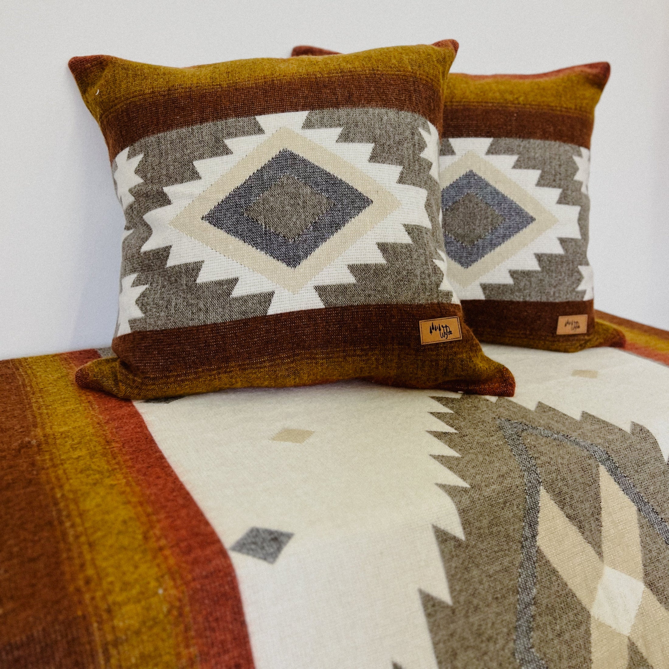 Cotacachi King Blanket/2 Cotacachi Pillow Covers Bundle