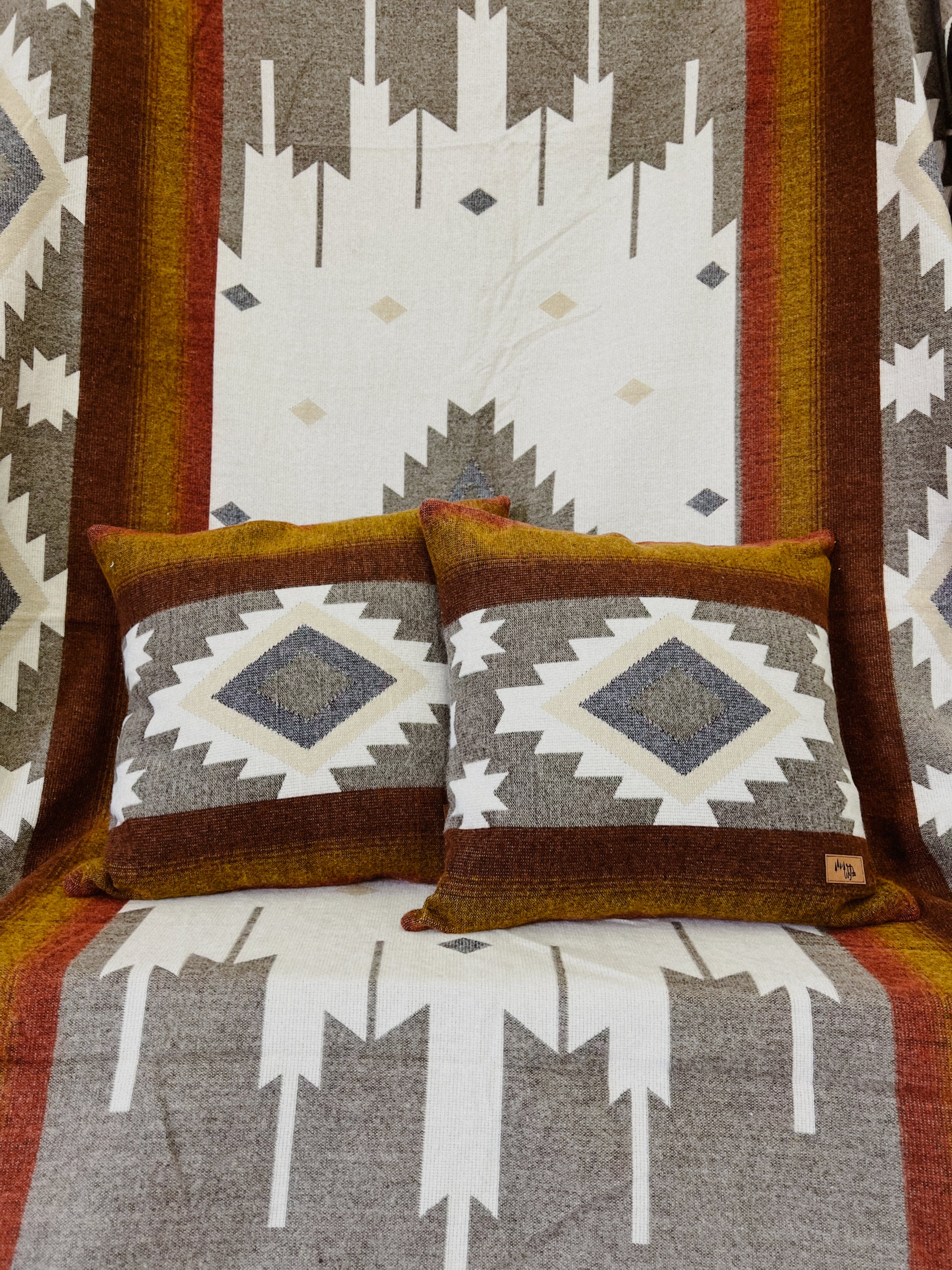 Cotacachi King Blanket/2 Cotacachi Pillow Covers Bundle