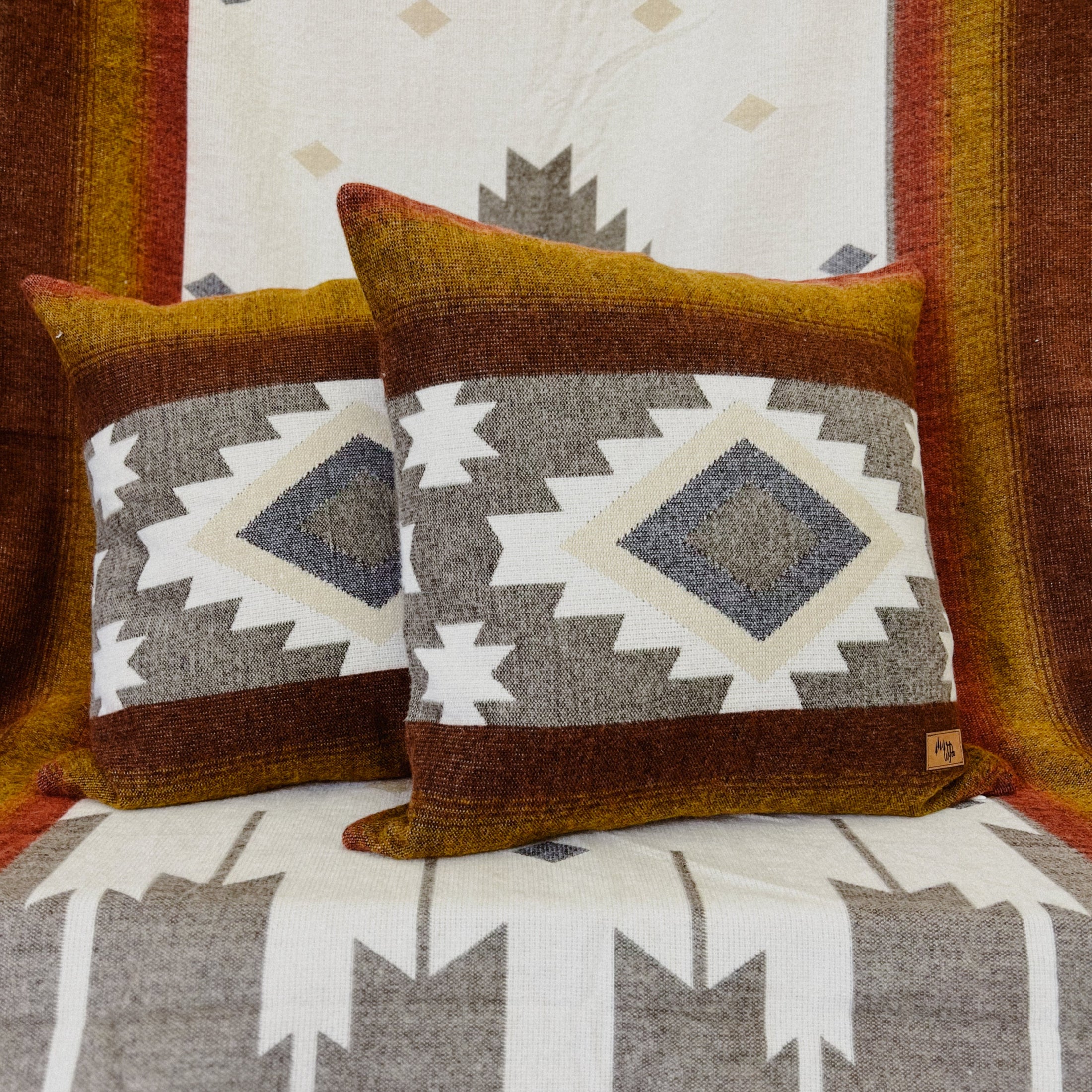 Cotacachi King Blanket/2 Cotacachi Pillow Covers Bundle