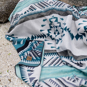 Manta Aztec Reversible Blanket  //  Teal/Turquoise/Cream