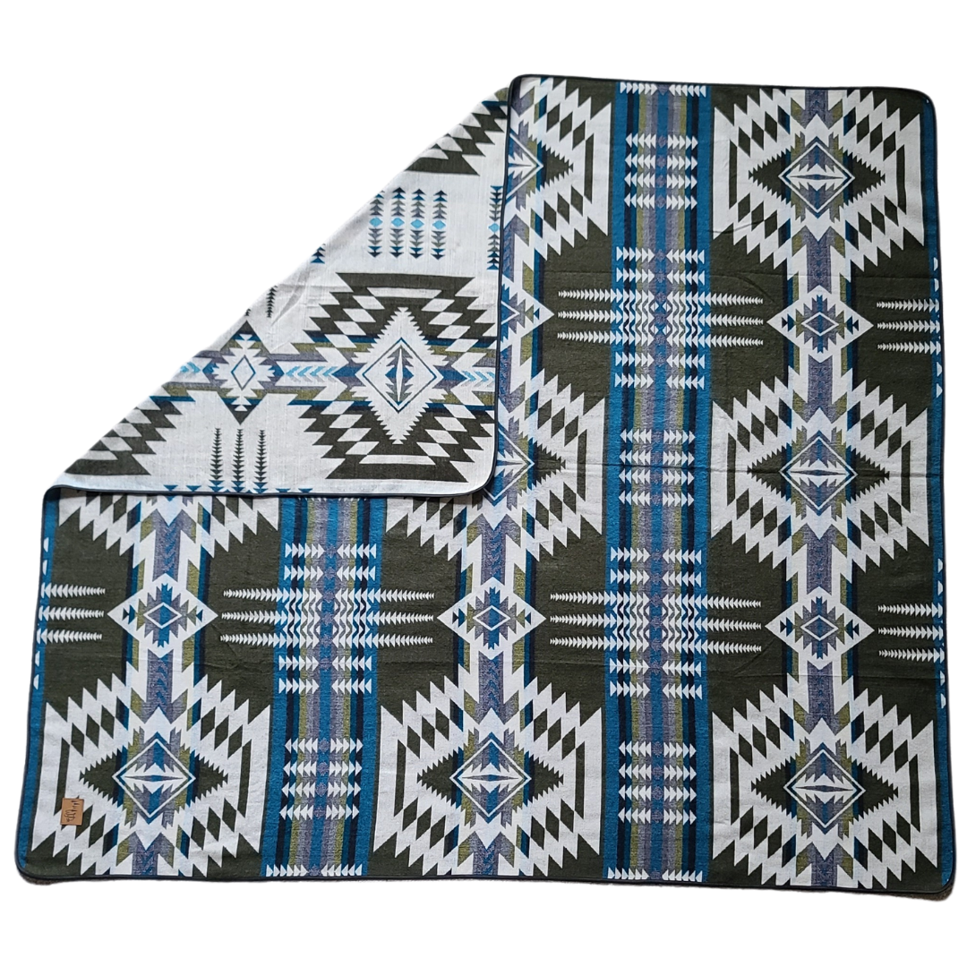 Esmeraldas Queen Blanket/2 Esmeraldas Pillow Covers Bundle