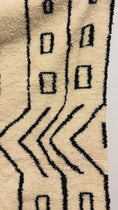 Load and play video in Gallery viewer, Badda Handwoven Moroccan Wool Rug 6x10
