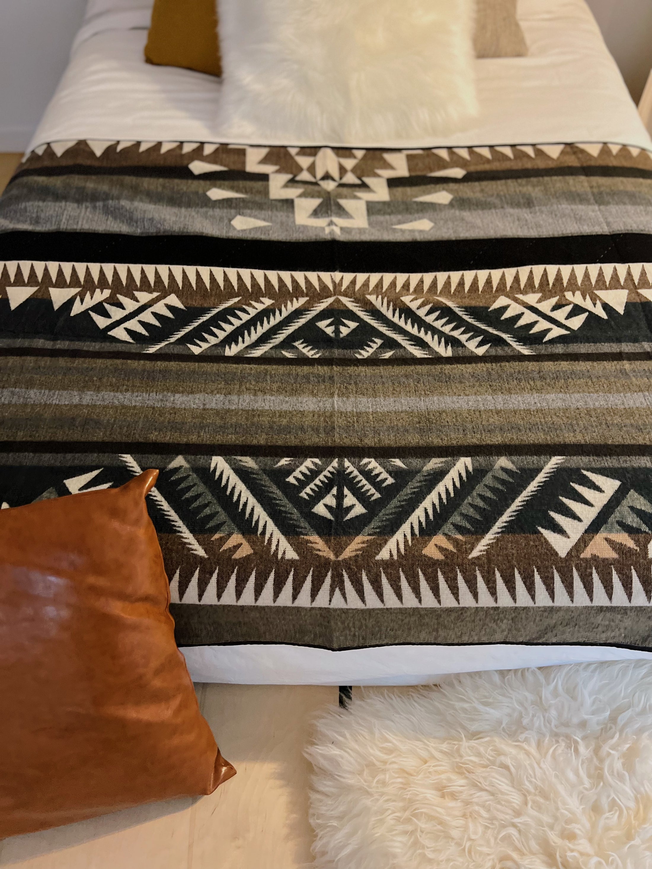 Guayaquil Aztec Reversible Blanket